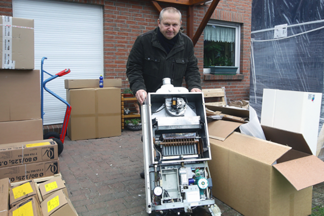 Praxistest-Teilnehmer Rutz bei der Lieferung der neuen Solarthermieanlage.