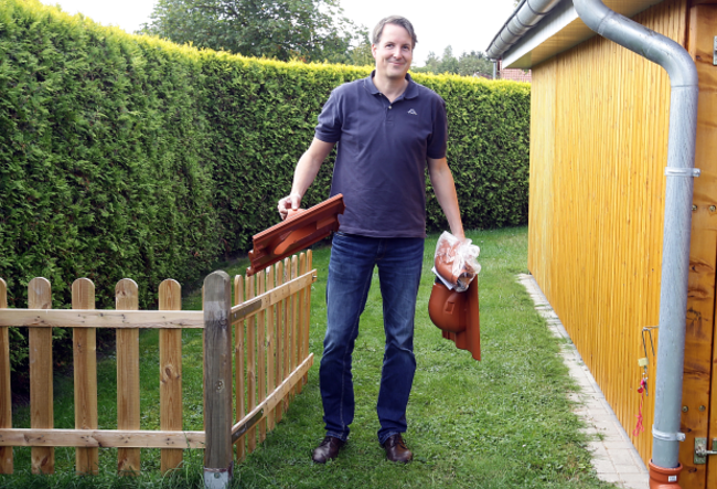 Manfred Kuhlemann mit Solar-Dachziegeln.