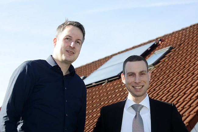 Manfred Kuhlemann (links) und Andreas Nadke vor dem Eigenheim im niedersächsischen Rhauderfehn.