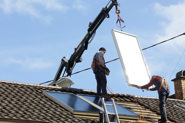 Praxistest Solarthermie: Indach-Montage von Kollektoren Schritt 5 – Kollektoren richtig platzieren.