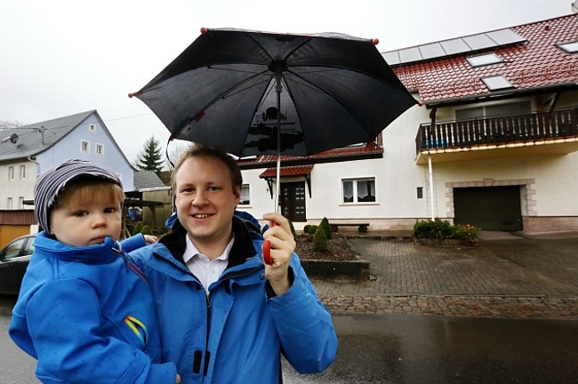 Carsten Tamm mit seinem Sohn Leonas vor dem Haus der Familie in Matzenbach.