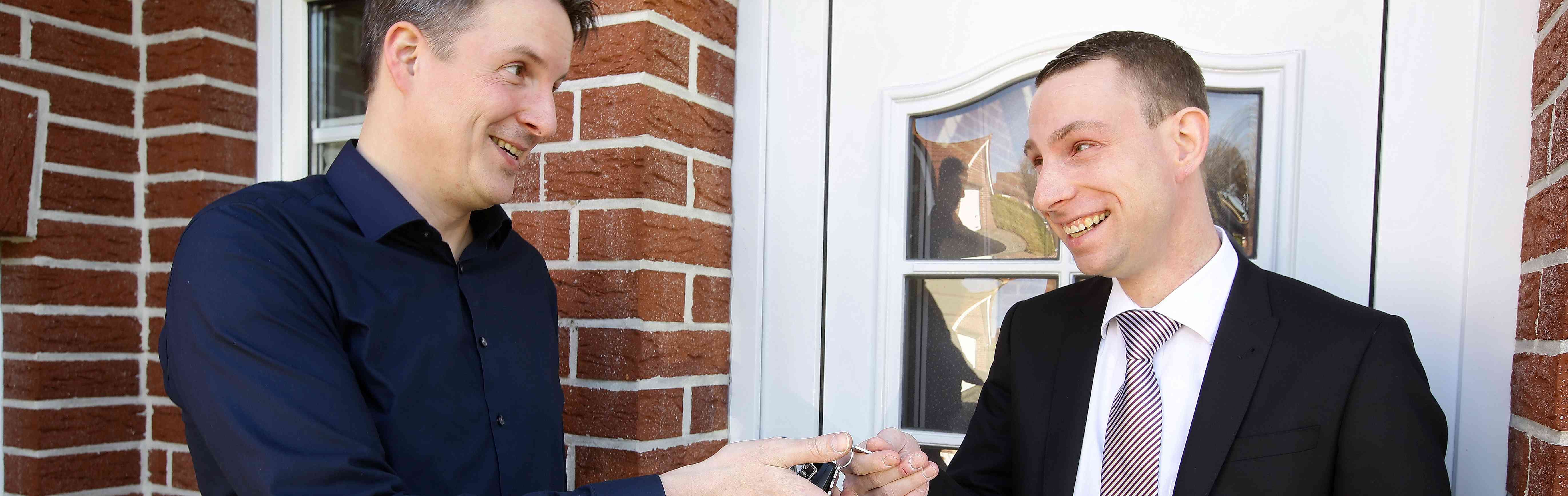 Manfred Kuhlemann vor seinem Haus in Rhauderfehn in Niedersachsen.