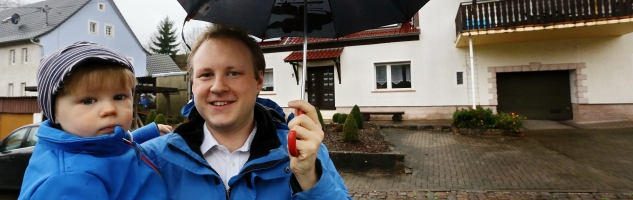 Carsten Tamm mit seinem Sohn Leonas vor dem Haus der Familie in Matzenbach.